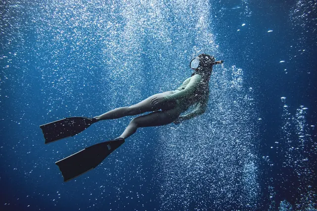 Apnéiste avec palmes sous l’eau