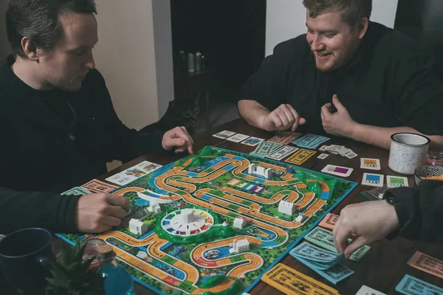 Partie de jeu de société entre amis autour d’une table