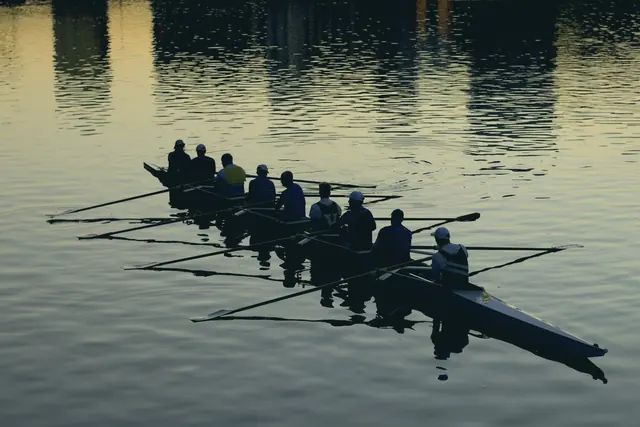Huit d’aviron sur l’eau au coucher du soleil