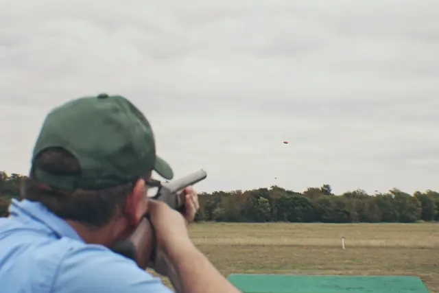 Tireur au fusil sur un pas de tir en plein air