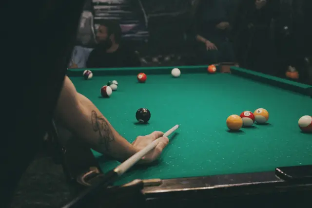Joueur penché sur une table de billard