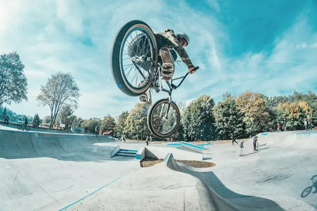 Pilote de BMX en saut au-dessus d’une piste
