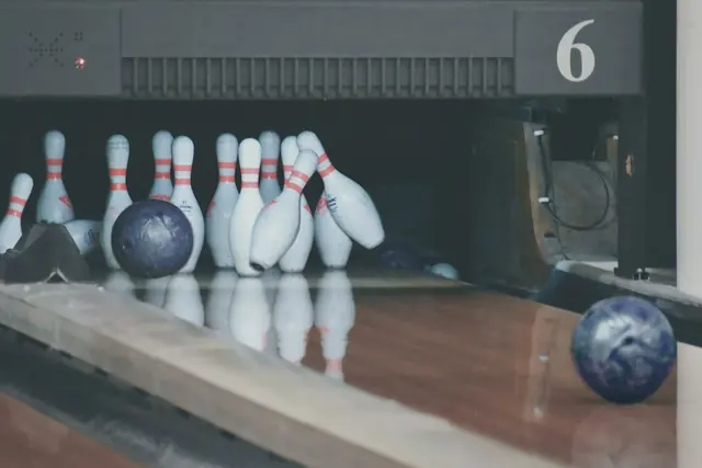 Boule de bowling face aux quilles
