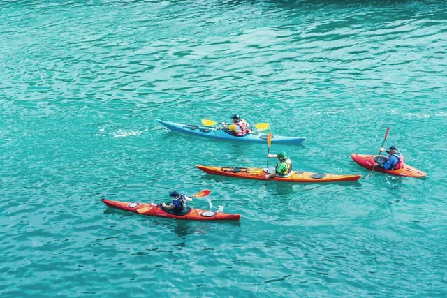 Kayaks de couleur sur une eau turquoise