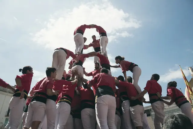 Équipe de cheerleading en pyramide