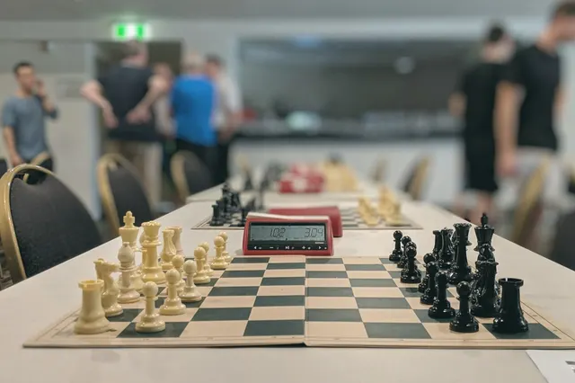 Échiquiers et pendules alignés pour un tournoi