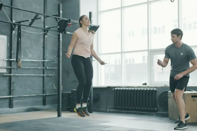Saut à la corde dans une salle de sport