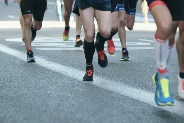 Coureurs sur la route d’une course