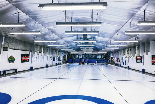 Piste de curling sous les lumières de la halle