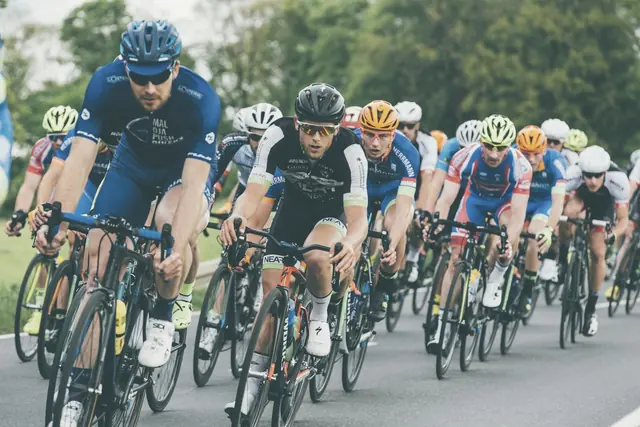 Peloton de cyclistes sur route