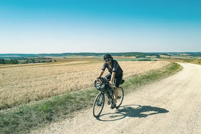 Cycliste sur un chemin de campagne