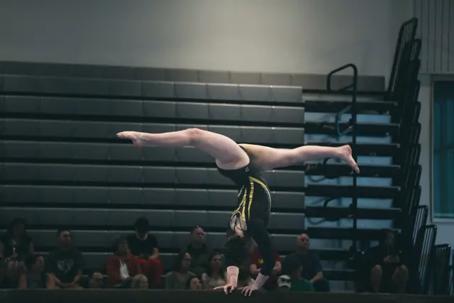 Gymnaste en saut dans une salle sombre