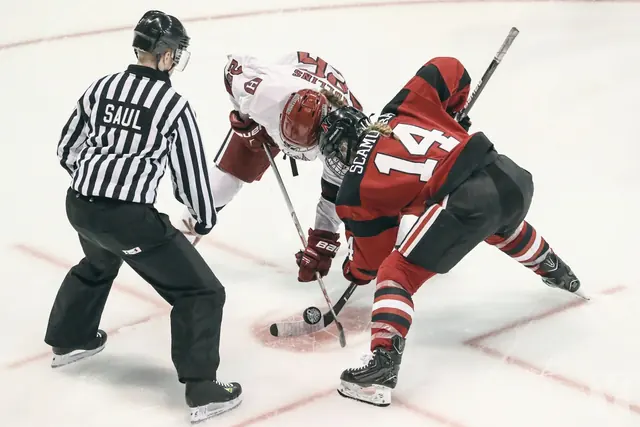 Mise en jeu de hockey sur glace devant l’arbitre