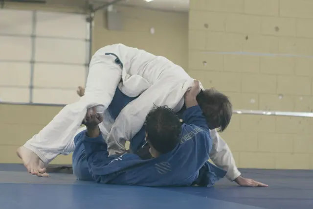 Combat au sol de jiu-jitsu sur le tapis