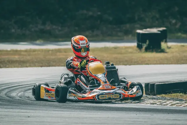 Pilote de kart dans un virage