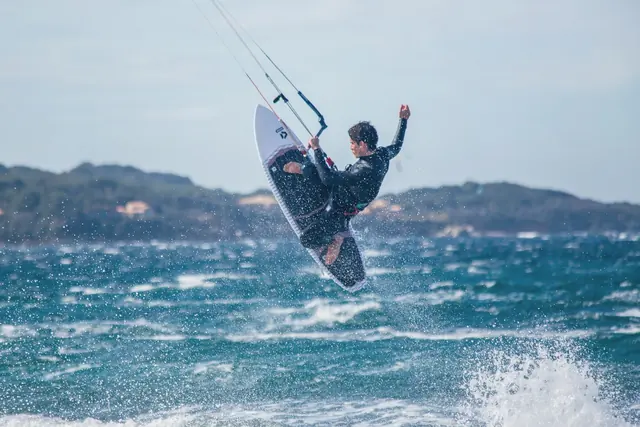 Kitesurfeur en saut au-dessus des vagues