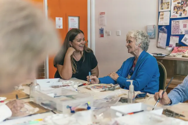 Atelier créatif autour d’une table dans un centre social