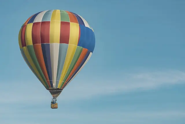 Montgolfière colorée dans le ciel