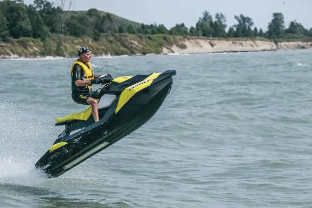 Pilote de jet-ski en mer