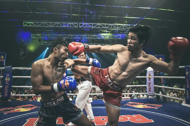 Combat de boxe thaïe sur le ring