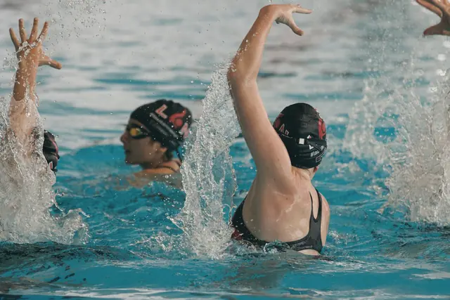 Nageuses de natation artistique dans le bassin