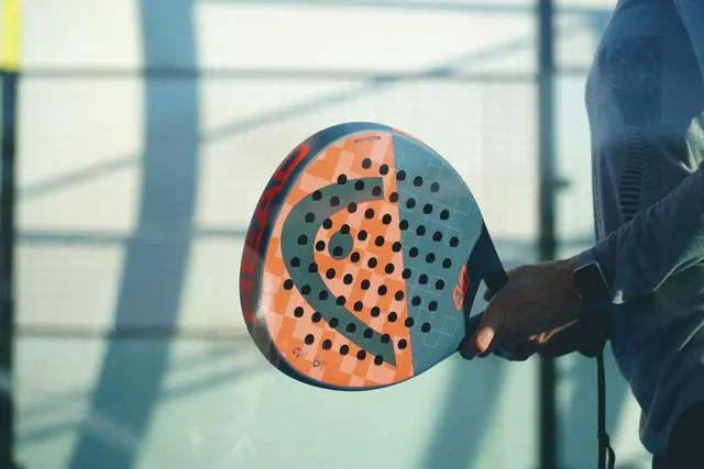 Raquette de padel en main sur le court