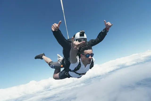 Parachutiste en chute libre au-dessus des nuages