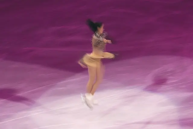 Patineuse en mouvement sur la glace