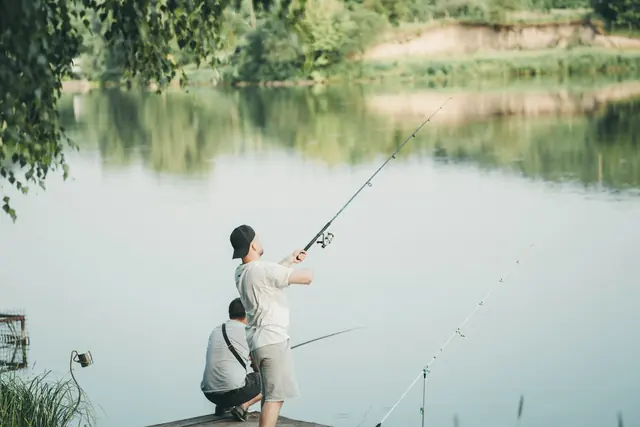 Pêcheur au bord d’un lac