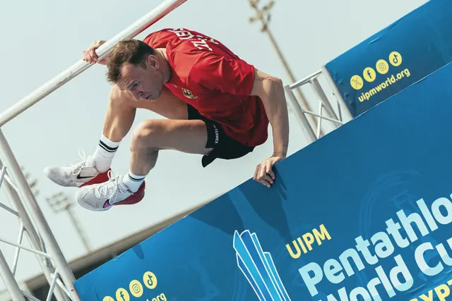 Pentathlonien franchissant un obstacle