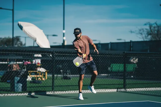 Joueur de pickleball sur un court en plein air