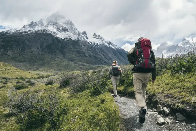 Randonneurs sur un sentier de montagne