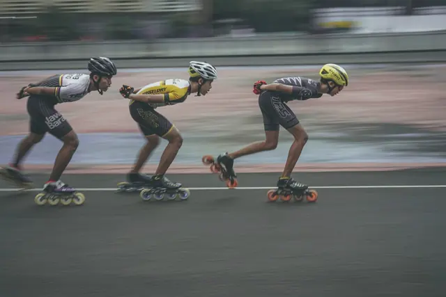 Patineurs de roller de vitesse en ligne