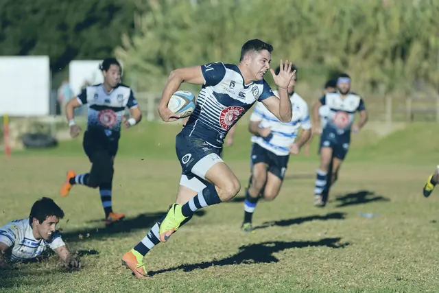 Joueurs de rugby en course balle en main