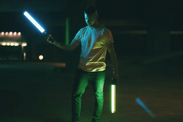 Pratiquant de sabre laser de nuit