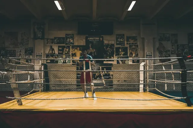 Ring de boxe vide sous les projecteurs