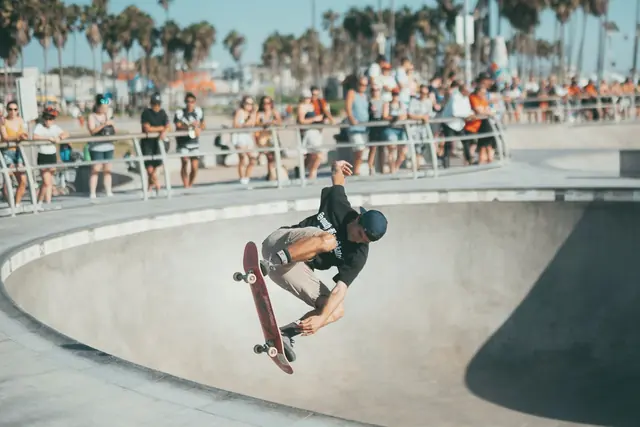 Skateur dans le bowl d’un skatepark