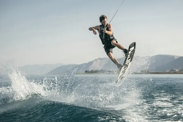 Wakeboardeur en saut sur un lac