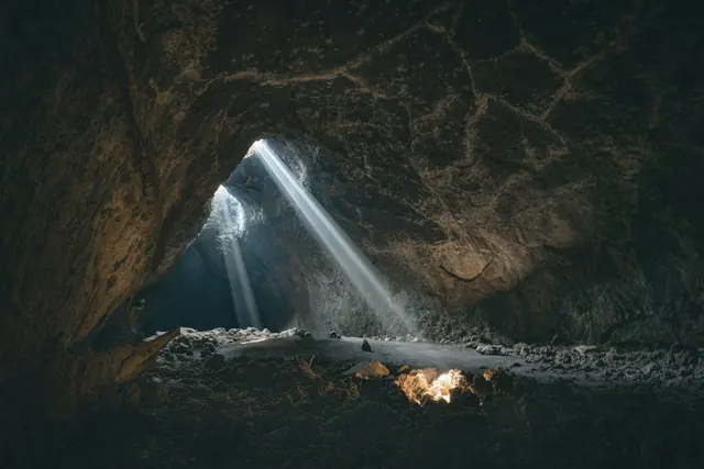 Rayon de lumière au fond d’une grotte