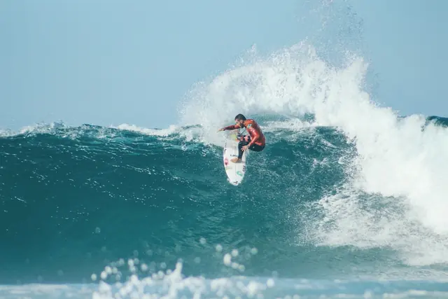 Surfeur sur une vague