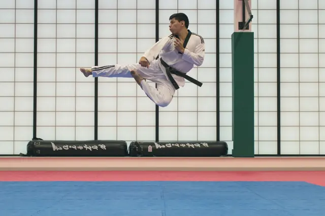 Coup de pied sauté de taekwondo dans un dojo