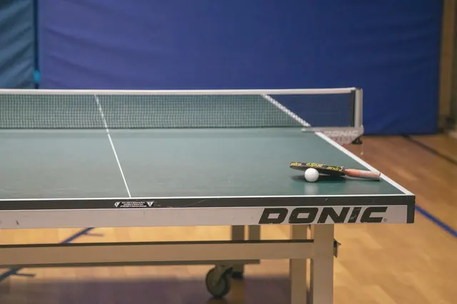 Table de tennis de table dans une salle