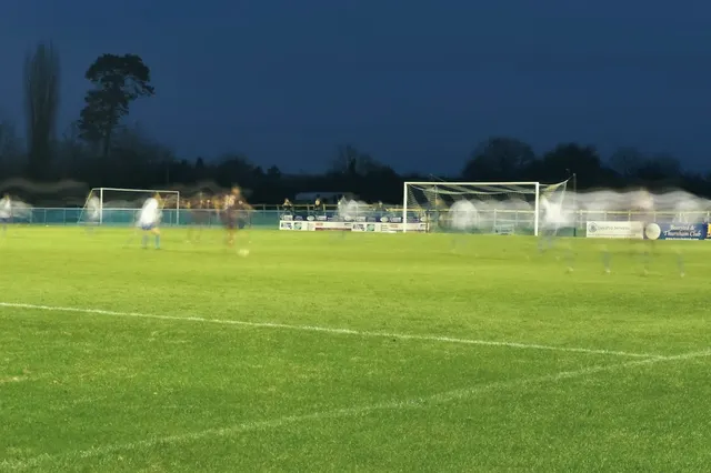 Terrain de football éclairé à la tombée de la nuit