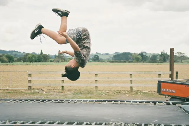 Saut périlleux sur un trampoline en plein air