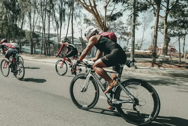 Triathlète à vélo pendant la course