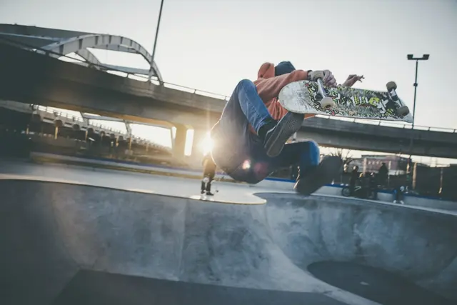 Rideur de trottinette dans un skatepark