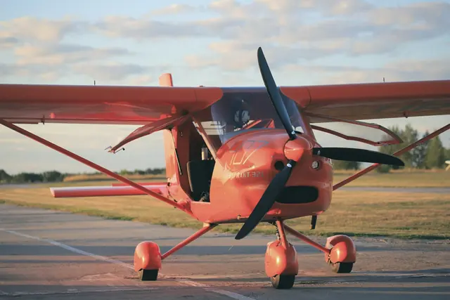 ULM rouge sur un terrain d’aviation