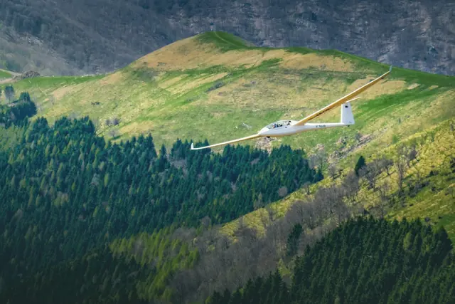 Planeur au-dessus des collines
