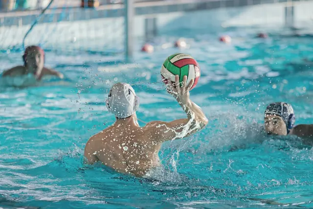 Match de water-polo dans le bassin